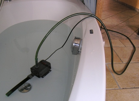 Eine kleine Teichpumpe mit einer Förderhöhe von 2m schafft das Wasser aus der Badewanne über einen 10m langen Schlauch zu den Aquarien